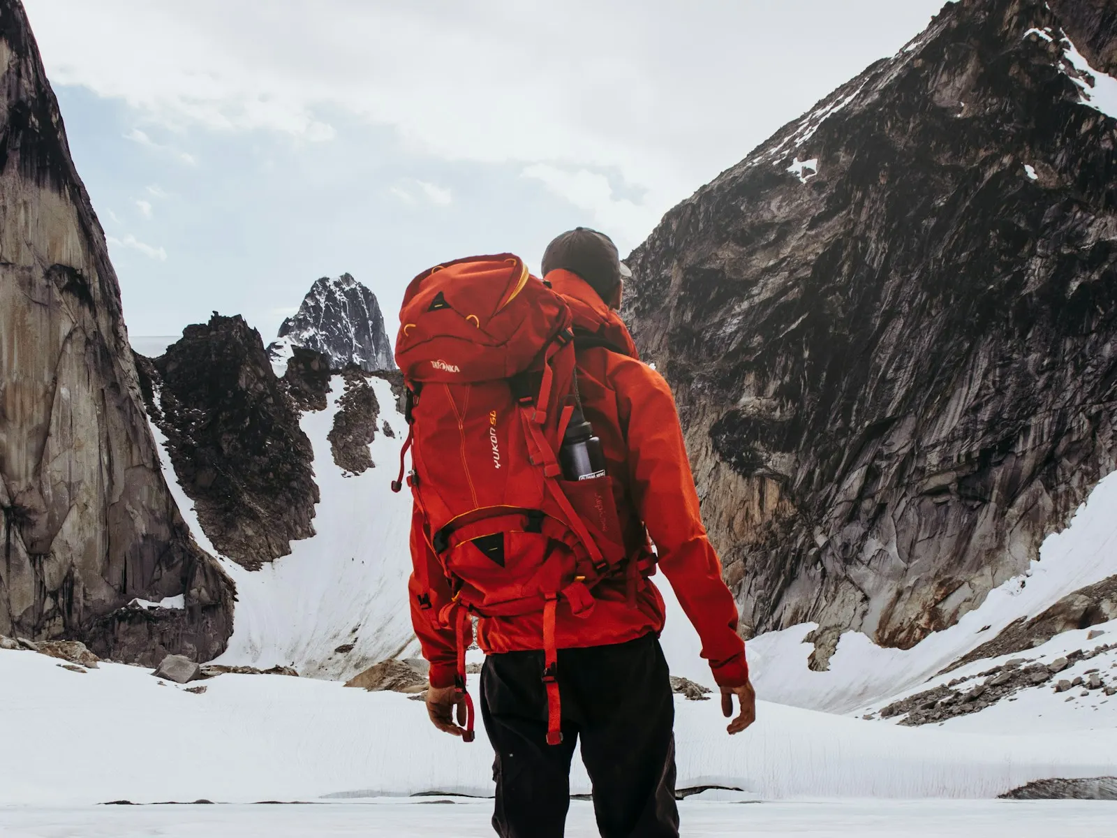 Wanderer in alpiner Landschaft