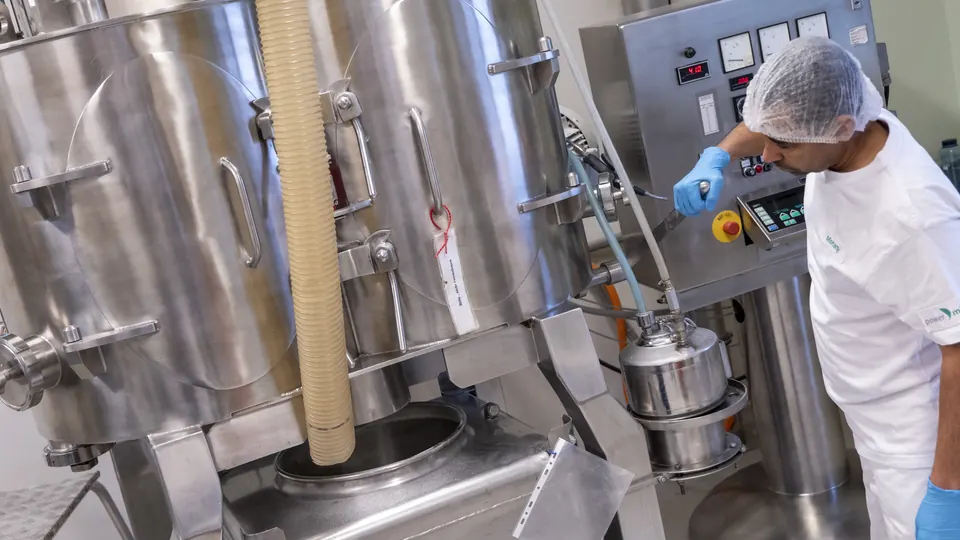 Ein Mitarbeiter bedient die Anlage in der Powermints-Produktion